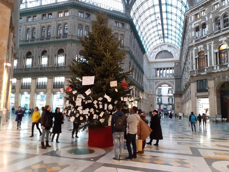 La tradizione si rinnova: l’albero di Natale Rubacchio torna nella Galleria Umberto 4