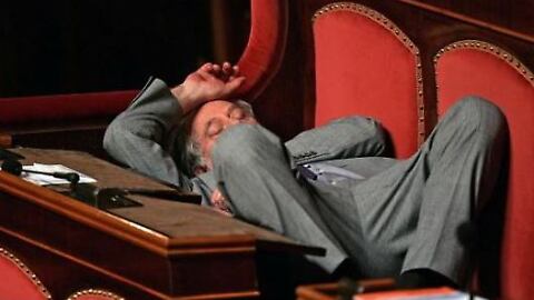 Si salvano i deputati fannulloni: stop alle riprese "non essenziali"