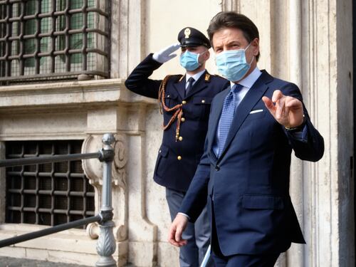 "Così ci dissanguiamo": i grillini sono in subbuglio