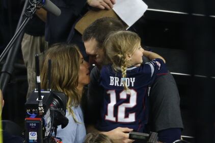 Tom Brady e Gisele Bündchen, il bacio dopo la vittoria del SuperBowl 2