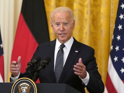 Biden svolta: tasse verdi e metà auto elettriche