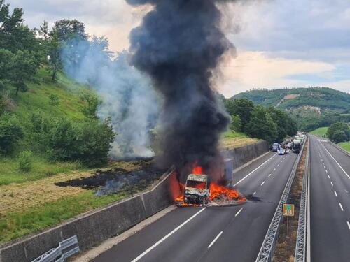Incendio sulla A1, un tir va a fuoco: chiusa l'autostrada in Umbria