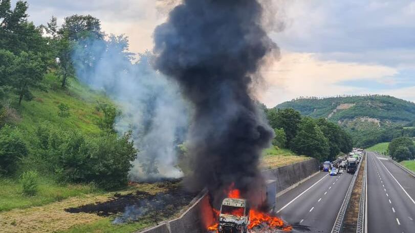 Incendio sulla A1, un tir va a fuoco: chiusa l'autostrada in Umbria