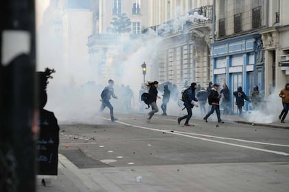 Scontri tra polizia e manifestanti anti Le Pen: numerosi feriti 11