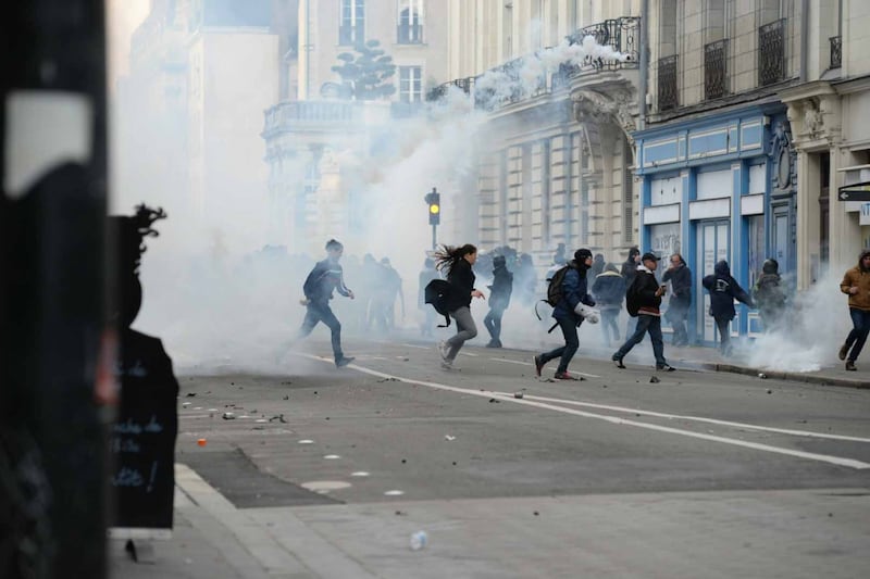 Scontri tra polizia e manifestanti anti Le Pen: numerosi feriti 11