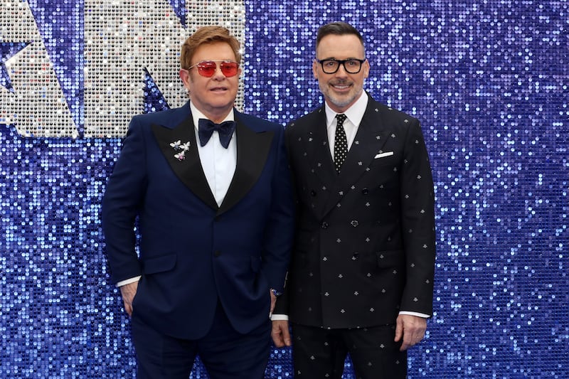 Elton John promuove "Rocket Man": foto 4