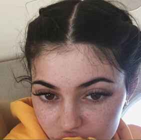 Kylie Jenner sexy: capelli fluorescenti 16
