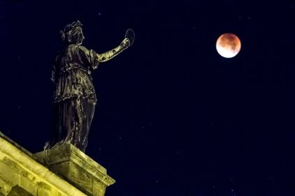 Una notte di luna rossa: ecco l'eclissi nel mondo 13