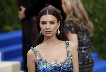 Emily Ratajkowski, topless e corpo nudo 16