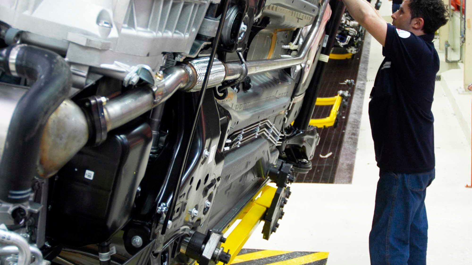 Bruxelles "stanga" l'auto: "Emissioni tagliate del 40%"
