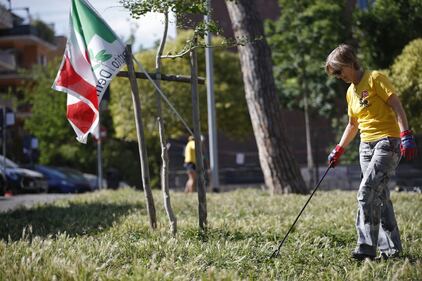 Rifiuti, i militanti dem puliscono le strade di Roma 19