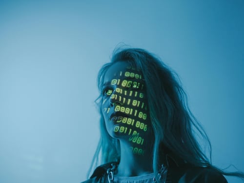 L’ex di Anthropic: “L’AI potrebbe sterminarci tutti”. Tranquilli, per ora ce la stiamo cavando bene da soli
