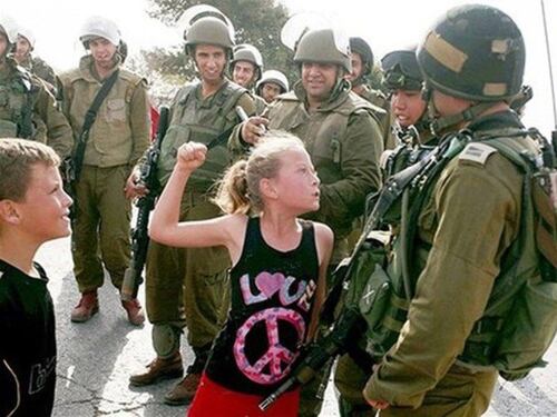Arrestata la piccola provocatrice palestinese. Ma Israele si divide sui soldati "troppo buoni"