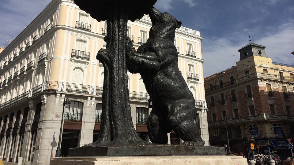 Jihadisti incappucciati e armati nella piazza centrale di Madrid: il video che inquieta l'antiterrorismo