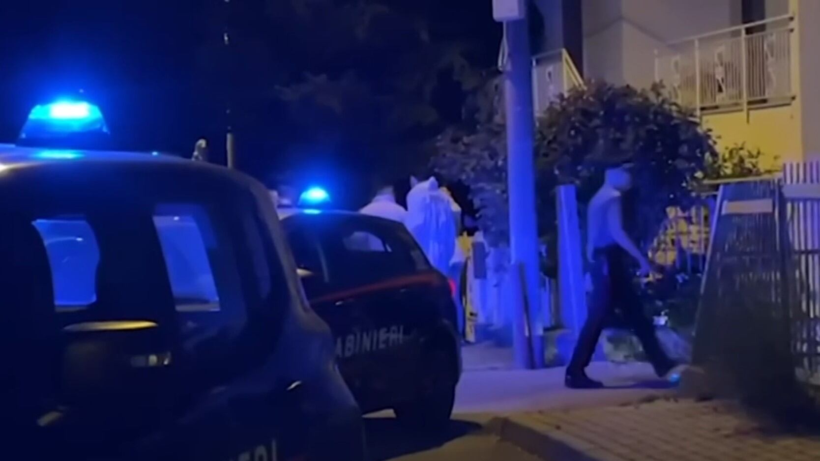 Piacenza, spari in casa, muore un 20enne. Un uomo barricato nell'abitazione