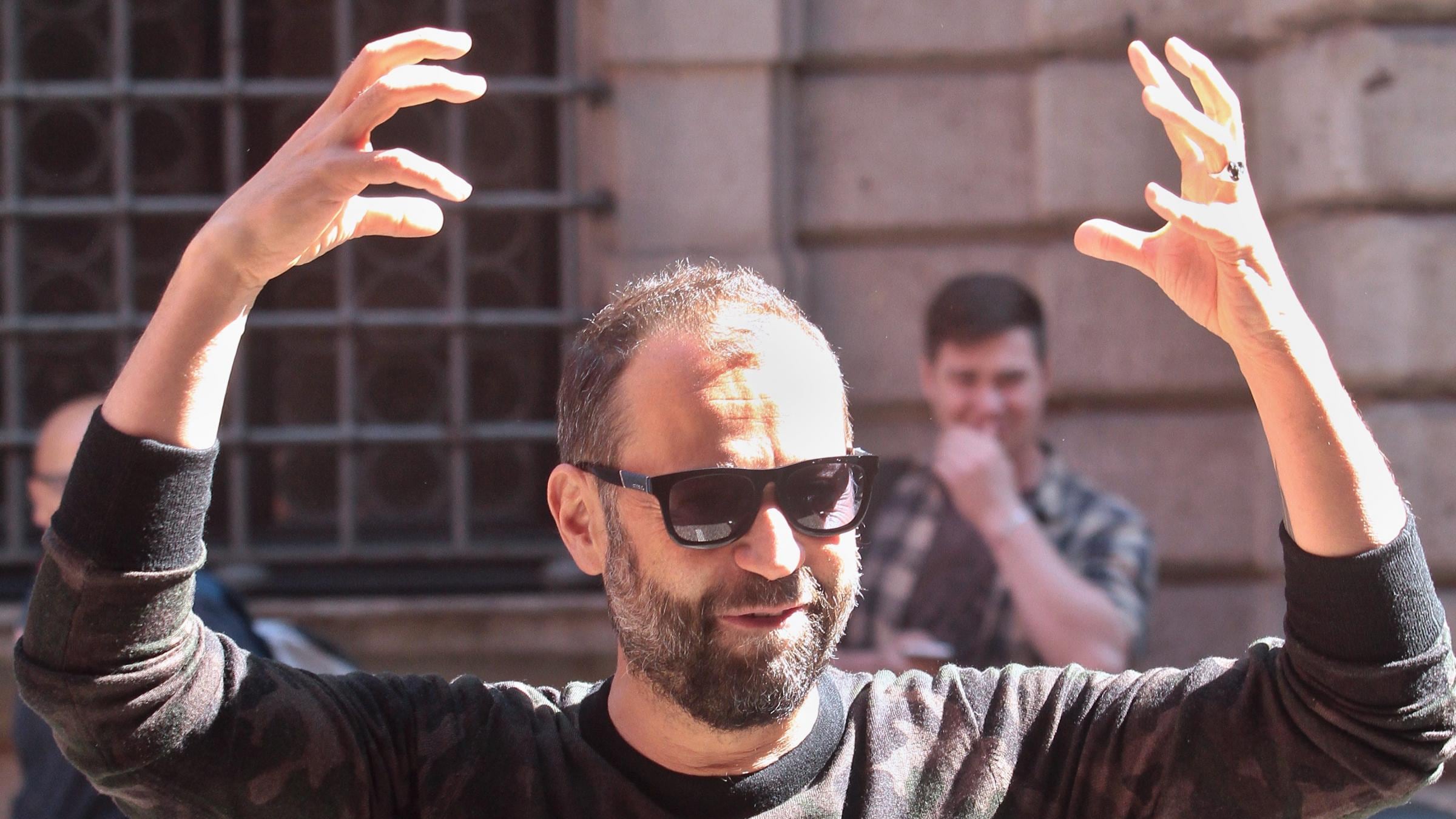 Tutti gli scrittorini che non spiccano il volo invidiano Fabio Volo. E lui tiene i piedi per terra