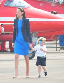 Che capricci, principe George! Tutte le foto alla base militare della Raf e dello "scivolone" sexy di Kate 29