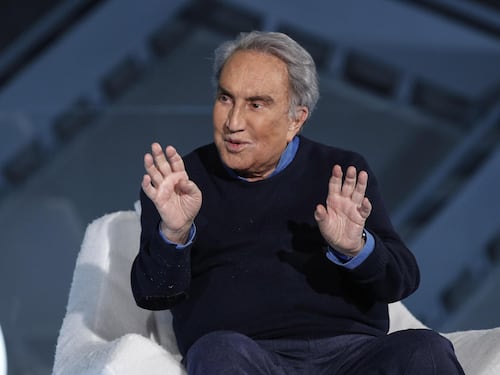 Emilio Fede in condizioni gravi. La figlia: "Sta lottando come un leone"