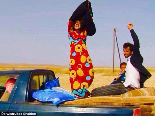 Si tolgono il velo imposto dall'Isis: la gioia delle donne che hanno lasciato il Califfato