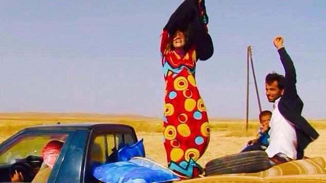 Si tolgono il velo imposto dall'Isis: la gioia delle donne che hanno lasciato il Califfato