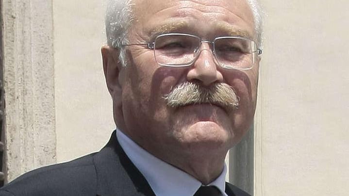 La decisione scatena la reazione dell'ex-monopolista che promette battaglia