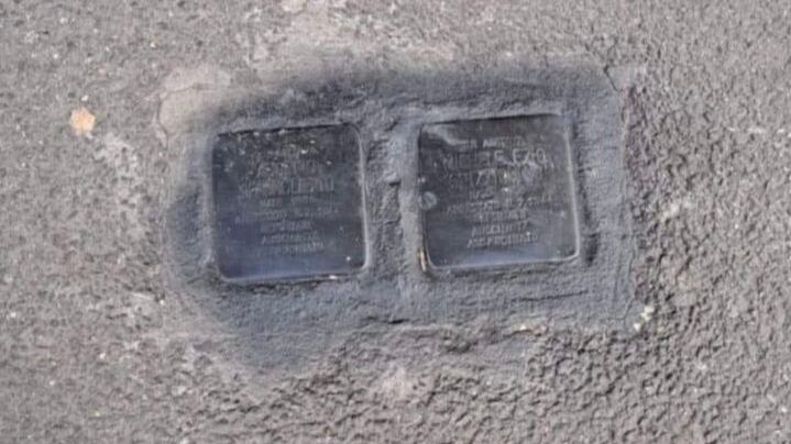 Roma, vandalizzate due pietre d'inciampo dei deportati ad Auschwitz