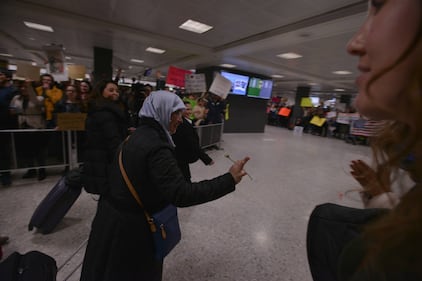 Proteste negli aeroporti contro Trump: "No al bando dei musulmani" 7