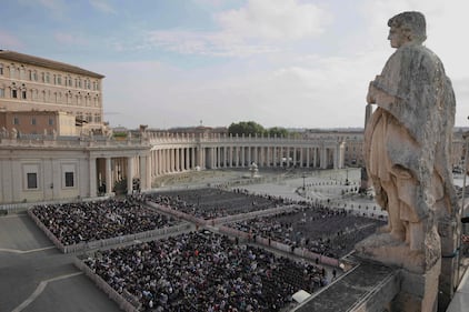 La folla a Piazza San Pietro per rendere omaggio alla salma di Papa Francesco 5