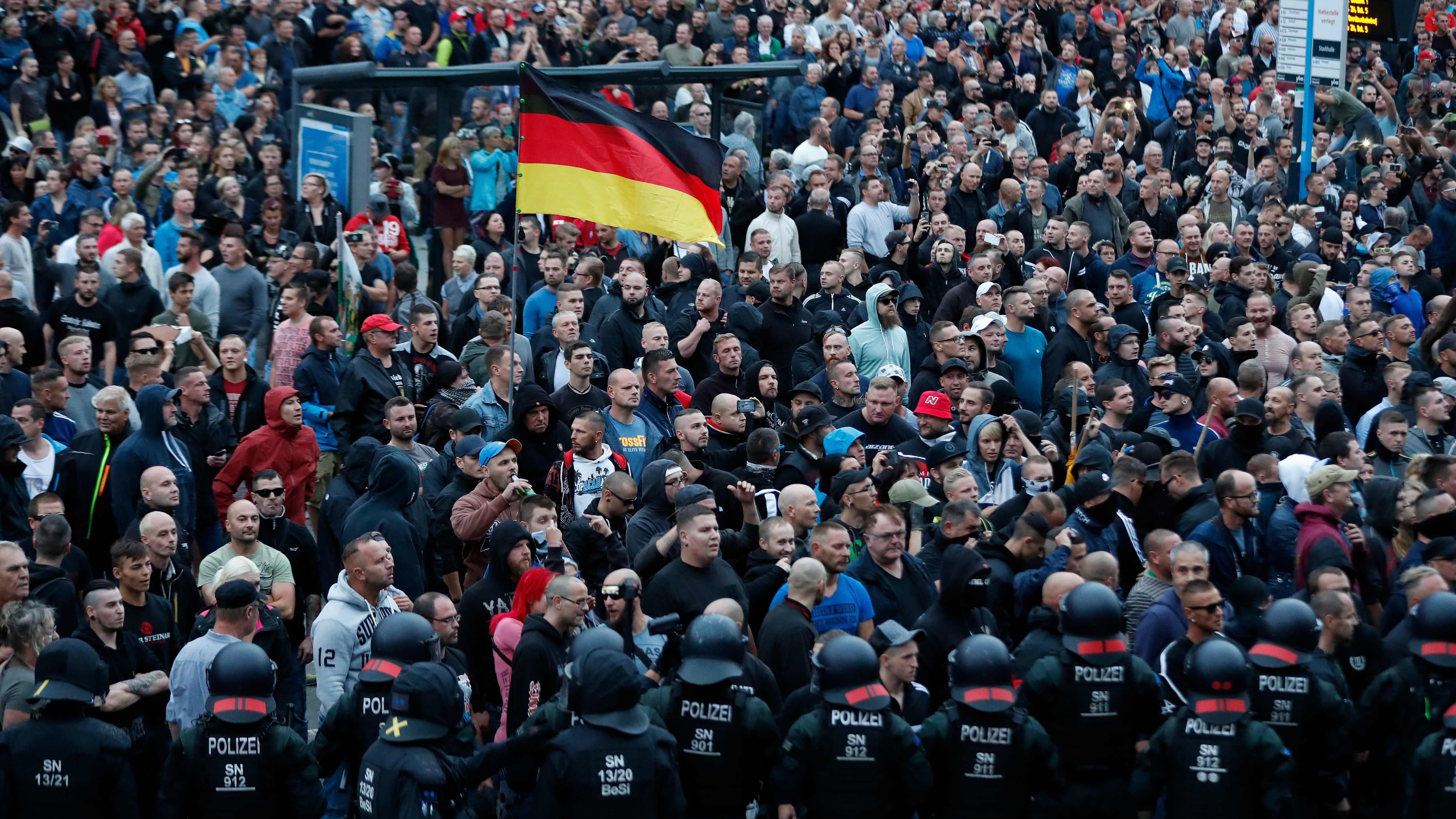 Germania, polizia contro governo: "Non fa nulla per fermare i raid anti migranti"