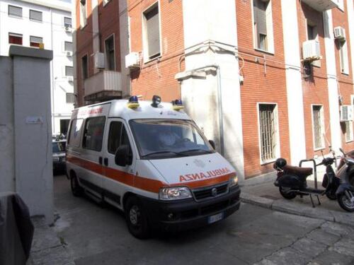 Napoli, auto travolge sit-in: lavoratore muore d'infarto