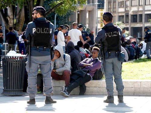 Orrore alla stazione di Bologna: afgano molesta donne e ragazzine