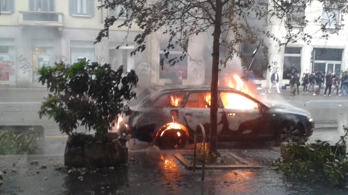 L'inferno in corso Magenta: la prima carica dei Black Bloc