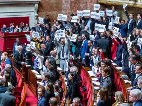 Macron tira dritto sulla riforma delle pensioni. Ma rischia di esser sfiduciato