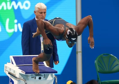 Simone Manuel fa la storia: prima afroamericana a vincere l'oro nel nuoto. Le lacrime di gioia 14