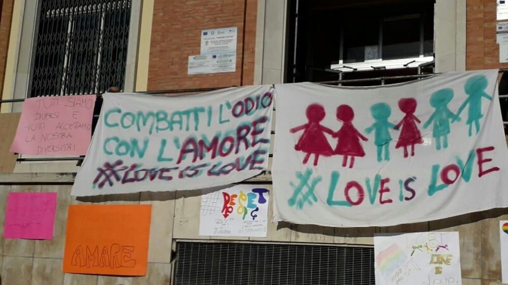 Brindisi, scritte omofobe alla scuola alberghiera