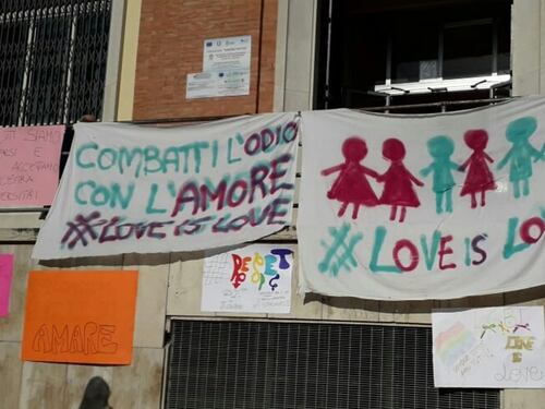 Brindisi, scritte omofobe alla scuola alberghiera