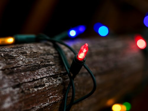 Il costo delle decorazioni natalizie: ecco quando si rischia la multa per le luci sul balcone