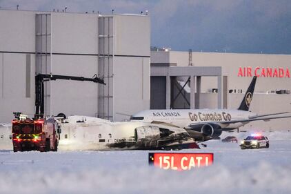 Le immagini choc dell'aereo capovolto sulla pista d'atterraggio a Toronto 3