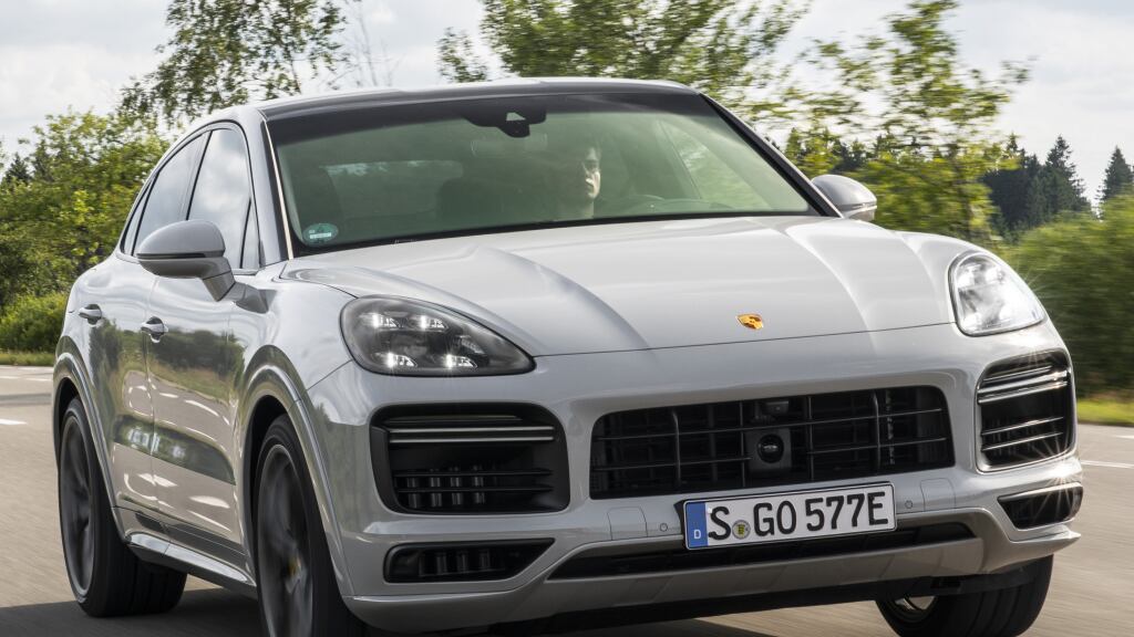 Porsche: 4 SUV ibridi. Differenze, prezzi e modelli 2023