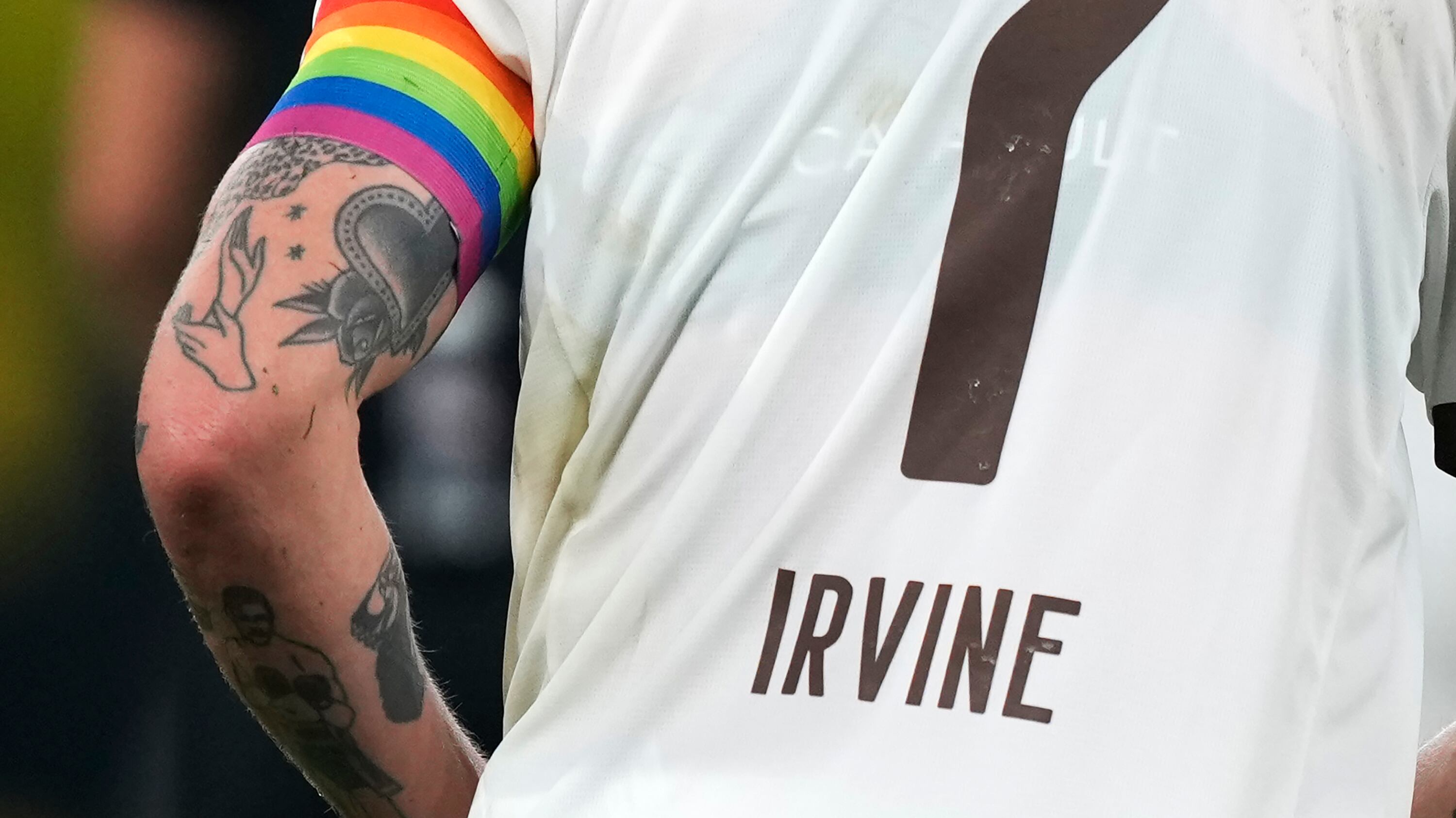 La Premier League dice basta al woke: stop alle fasce da capitano Lgbt