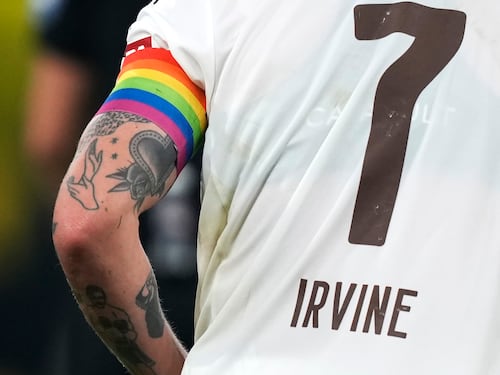 La Premier League dice basta al woke: stop alle fasce da capitano Lgbt