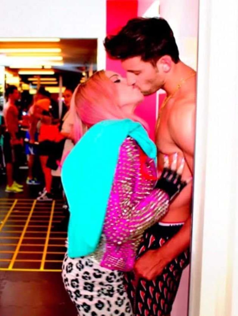 Kevin Sampaio di Ballando con le Stelle bacia Madonna nel video della hit "Bitch I'm Madonna" 4