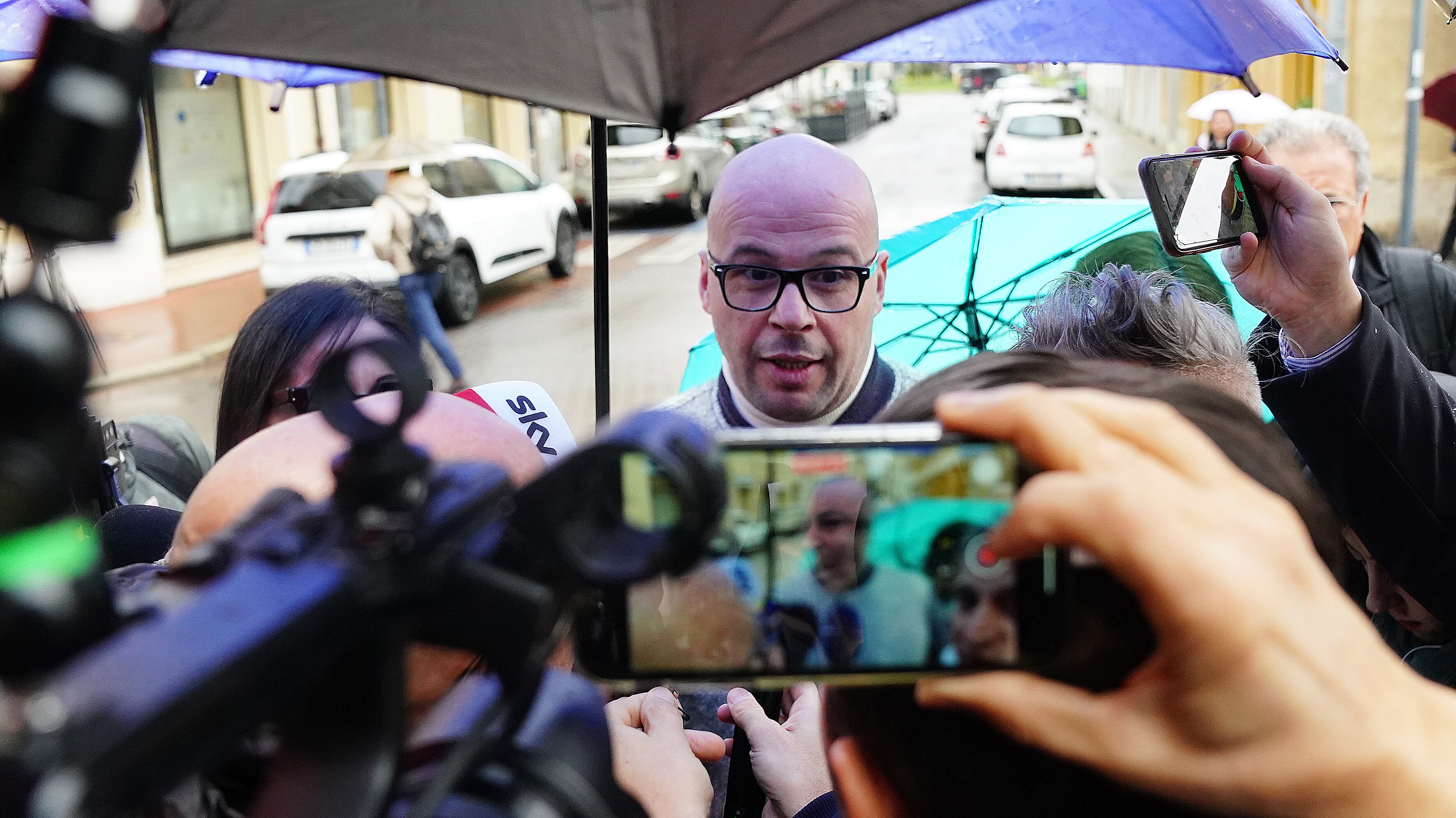 Folla di curiosi e cronisti da ogni dove. Riparte lo show e torna Azouz: "Una rivincita"
