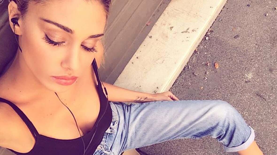 Belen Rodriguez nuda nel backstage del servizio fotografico
