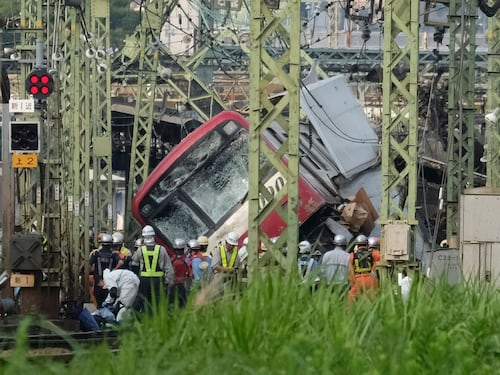 Giappone, scontro tra treno e camion a passaggio a livello: decine di feriti