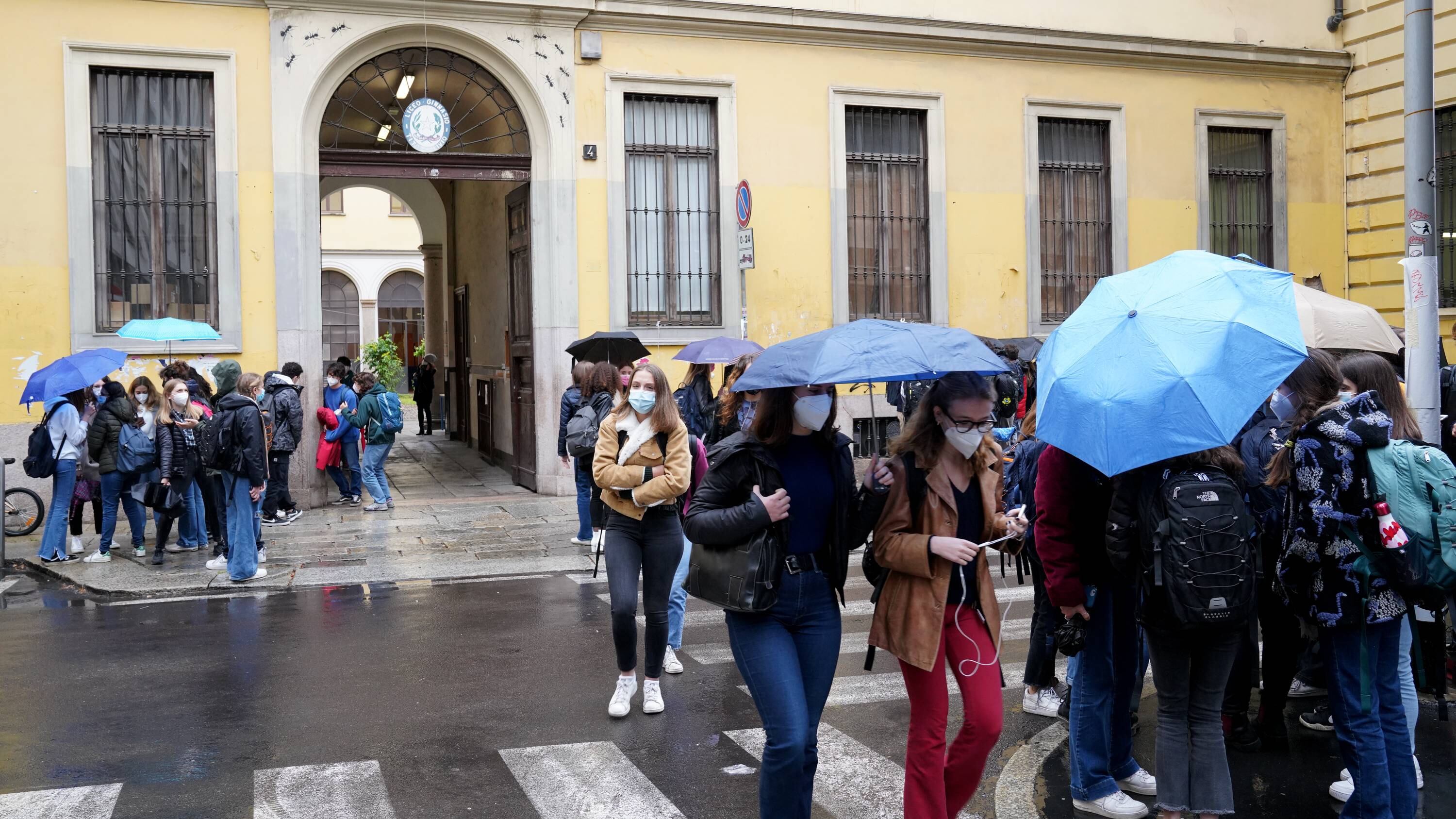 Studenti come sentinelle anti Covid. Ok ai test salivari molecolari in Lombardia