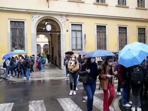 Studenti come sentinelle anti Covid. Ok ai test salivari molecolari in Lombardia
