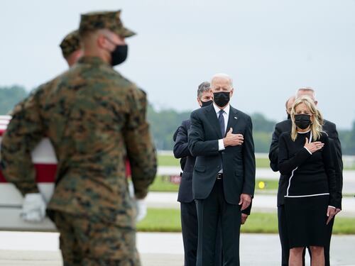 L'omaggio di Biden ai 13 soldati morti: "L'ultimo sacrificio del Paese migliore"