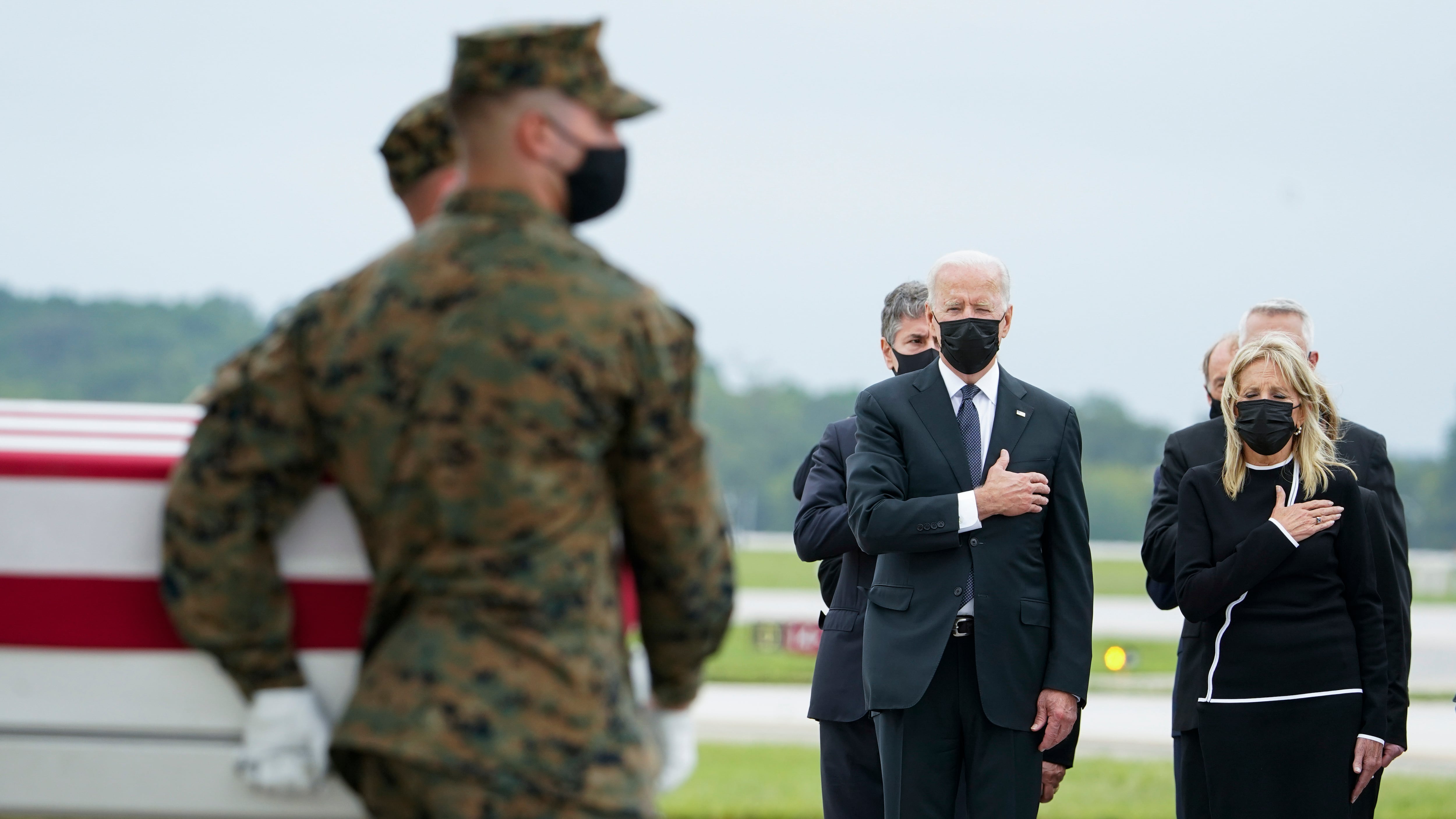 L'omaggio di Biden ai 13 soldati morti: "L'ultimo sacrificio del Paese migliore"