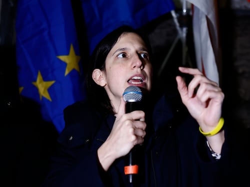 Schlein e le giravolte anti-Ue: finisce isolata dentro il Pse e la fanno parlare solo alla fine